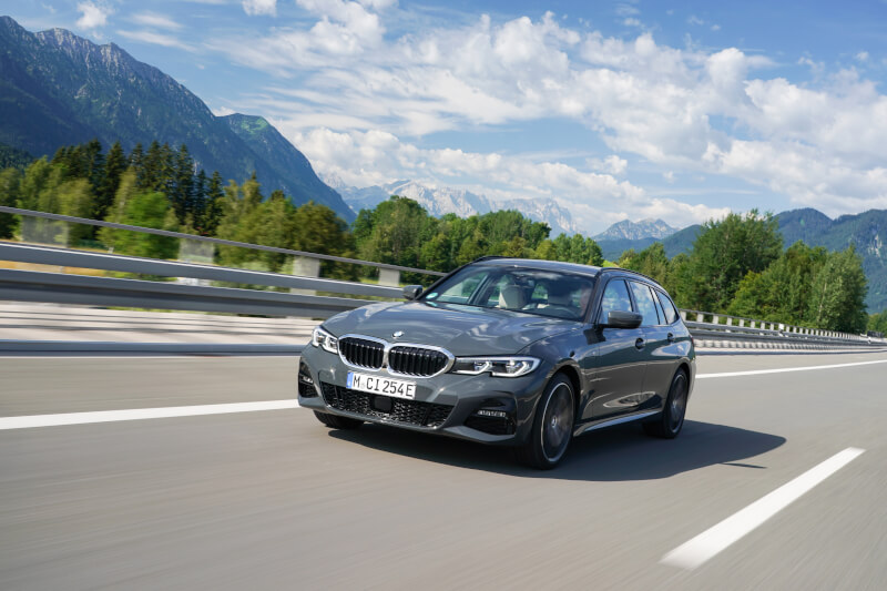 BMW_330e_skraa_front_motorvej.jpg